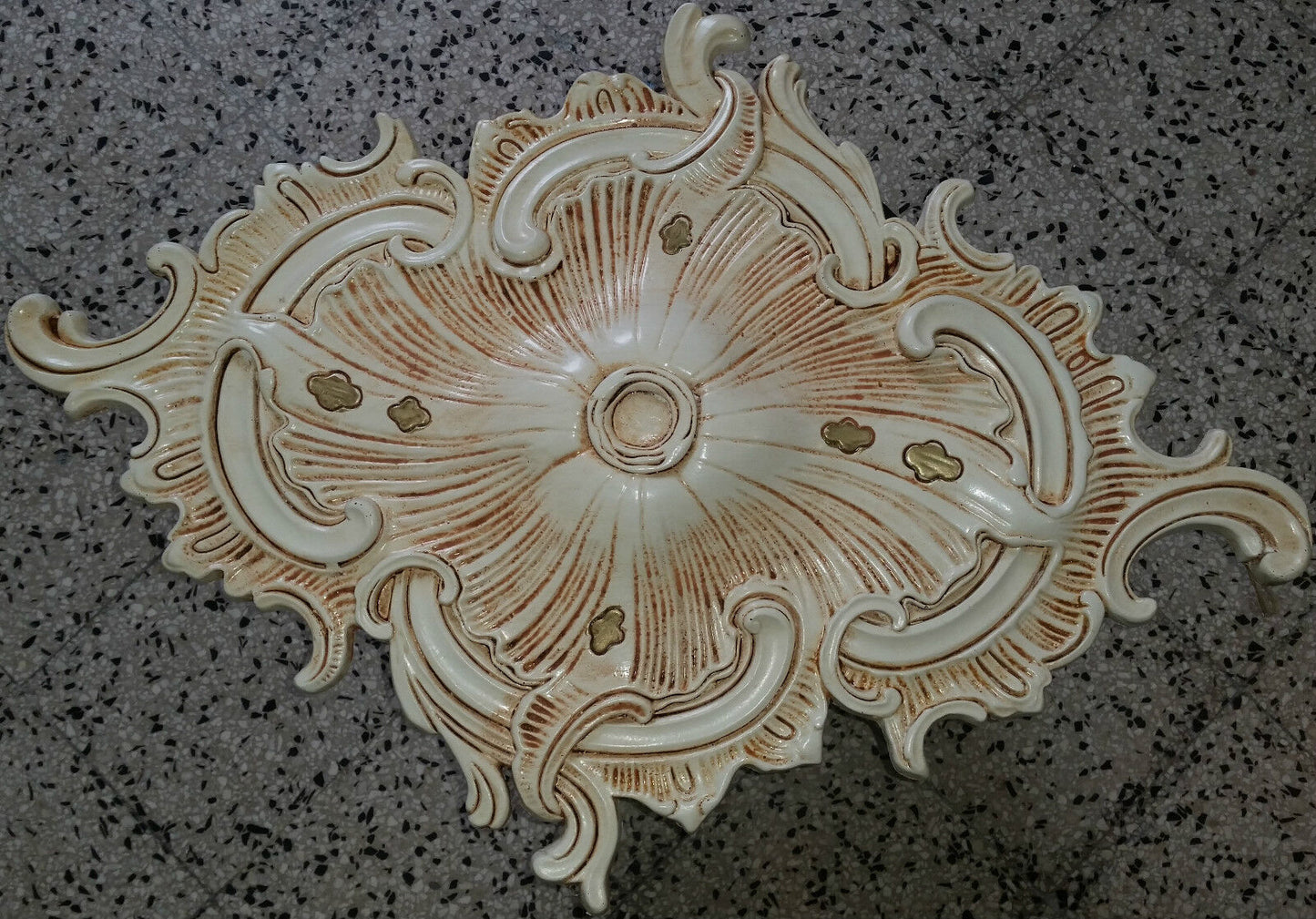 ROSONE IN GESSO (D436)